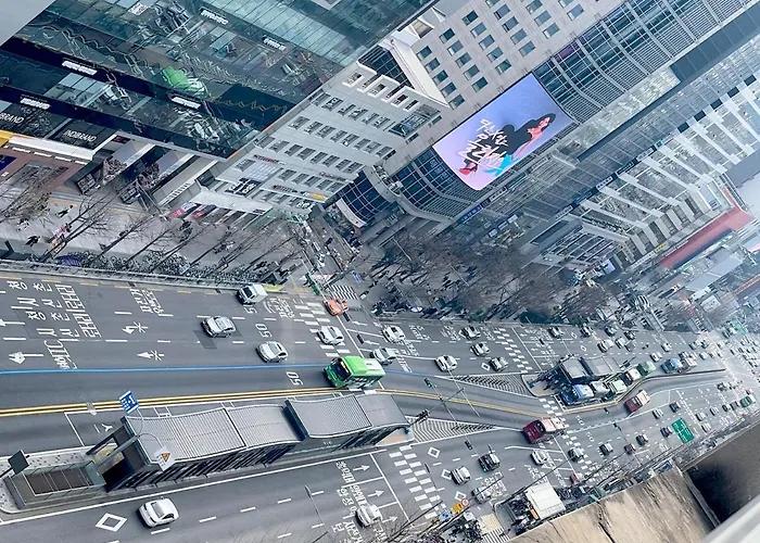 Modern And Spacious, Hongdae Stn 1mn